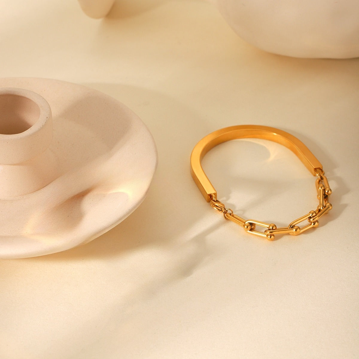 18K gold horseshoe buckle chain link U-shaped clasp bracelet Vera Lux