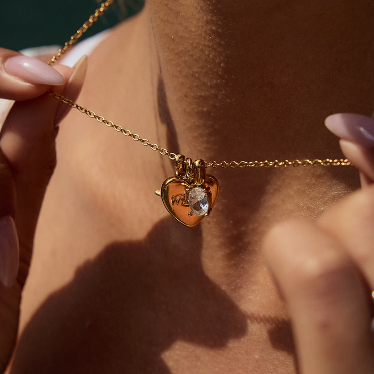 18K gold heart shape with "MOM" design exquisite and dazzling necklace Vera Lux