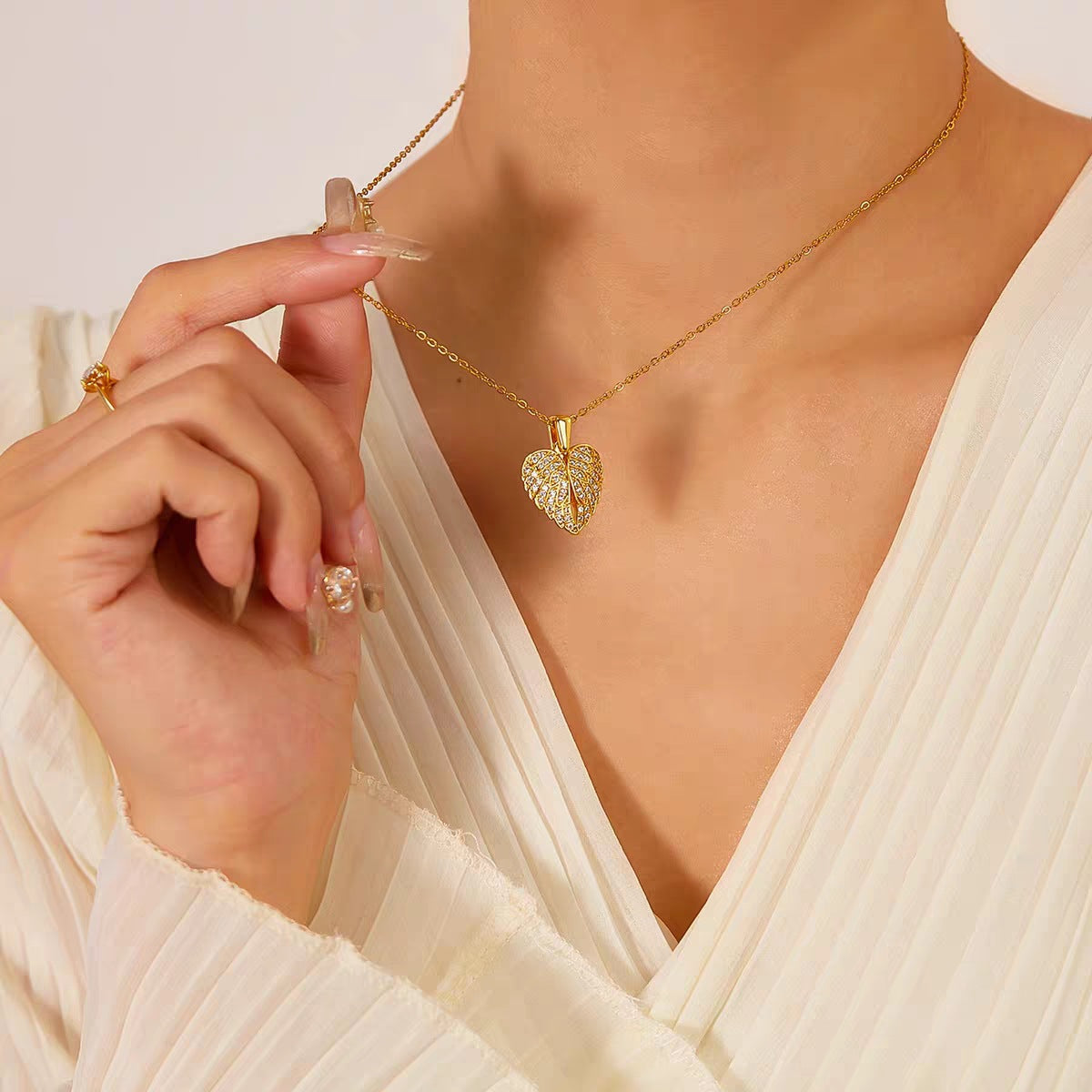 Personalized Heart-Shaped Opening Necklace For Women Vera Lux