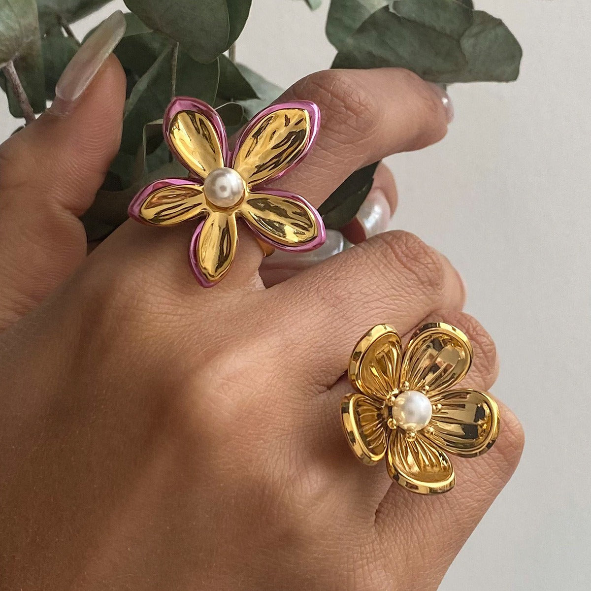 18K gold flower-shaped inlaid pearls exquisite design noble ring Vera Lux