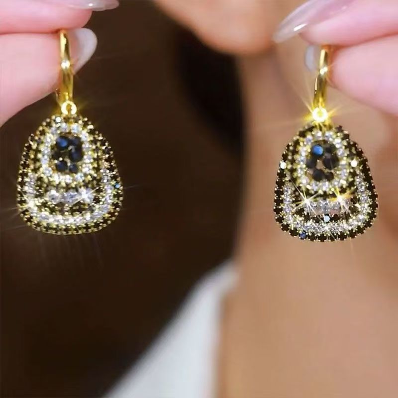 2026 New French Hepburn Style Geometric Full Rhinestone Ear Cuffs, Light Luxury Versatile Vera Lux