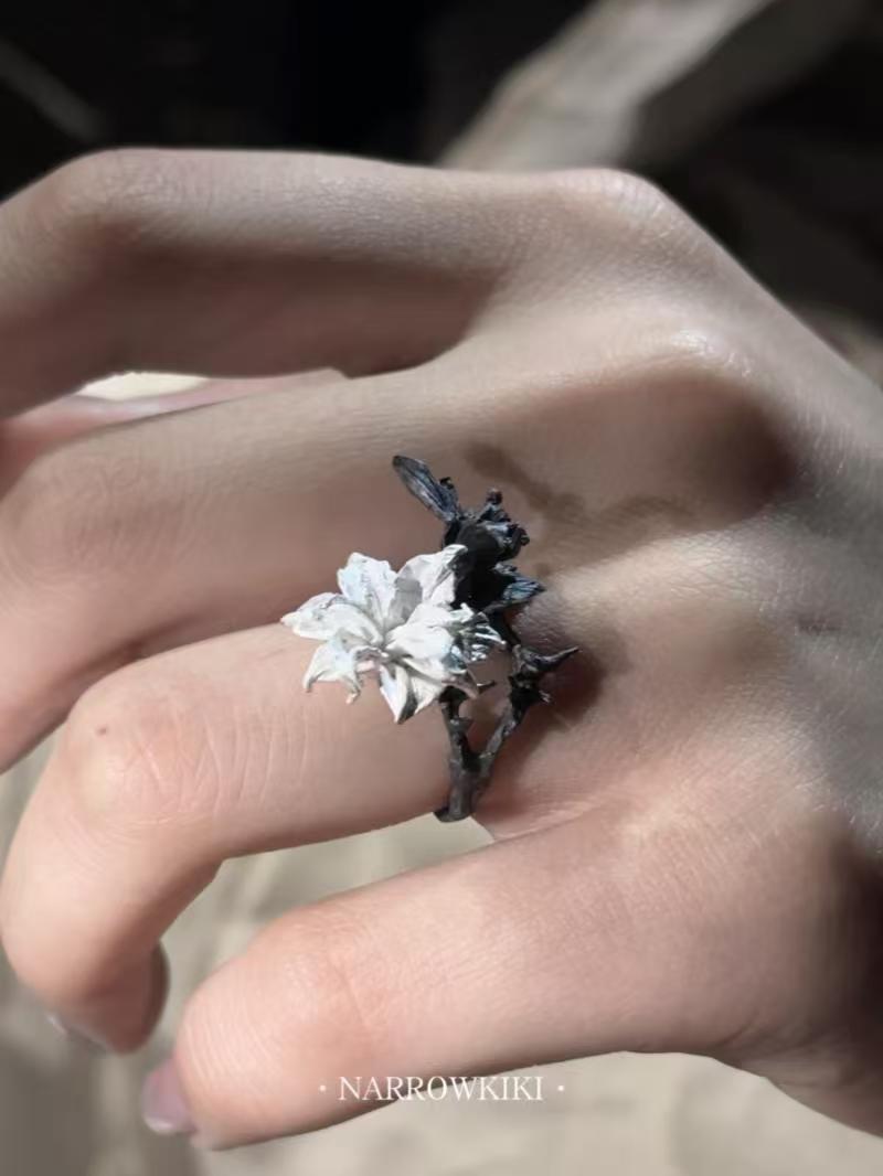 Black & White Mandala Flower Ring, Niche Design,  Cool Style Alternating Color Pinky Ring Vera Lux