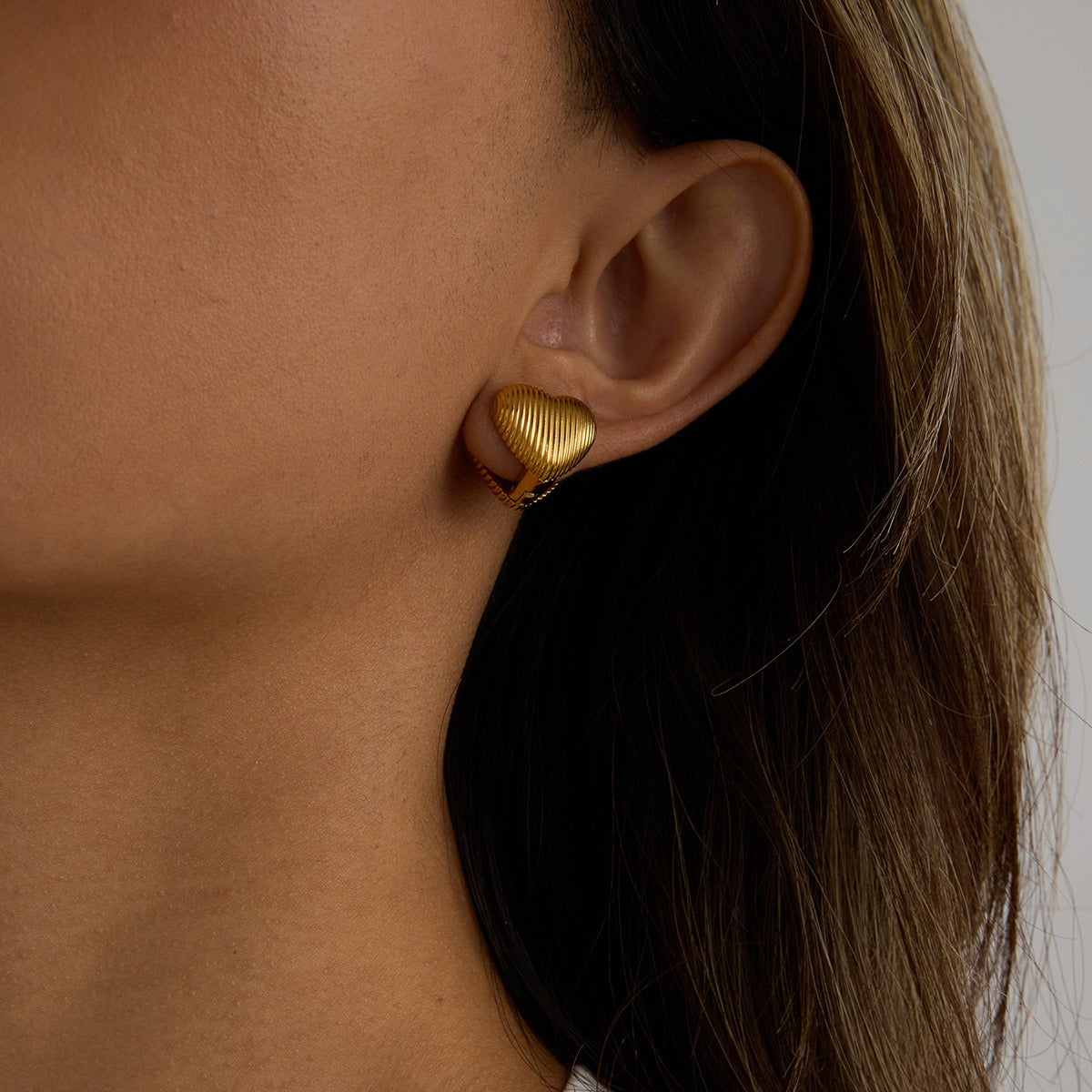 18K gold heart-shaped earrings with textured design, simple and fashionable Vera Lux