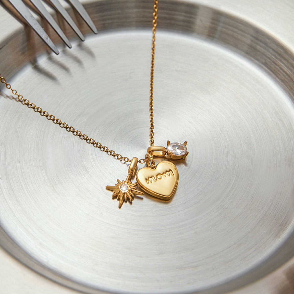 18K gold heart shape with "MOM" design exquisite and dazzling necklace Vera Lux