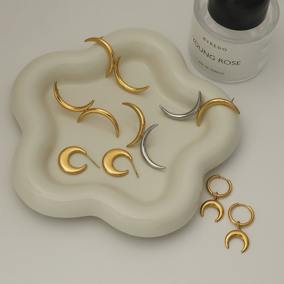 18K gold moon-shaped design light luxury simple earrings Vera Lux