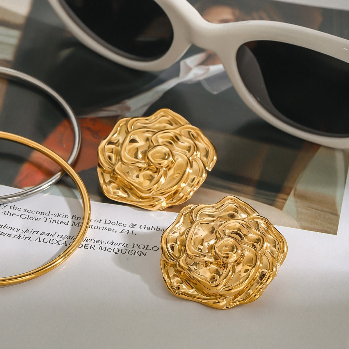 18K gold flower-shaped earrings with textured design Vera Lux