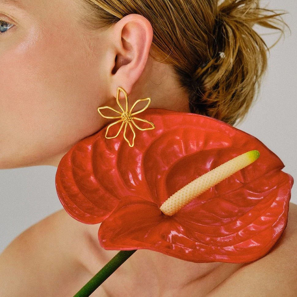 18K gold wire flower stud earrings Vera Lux