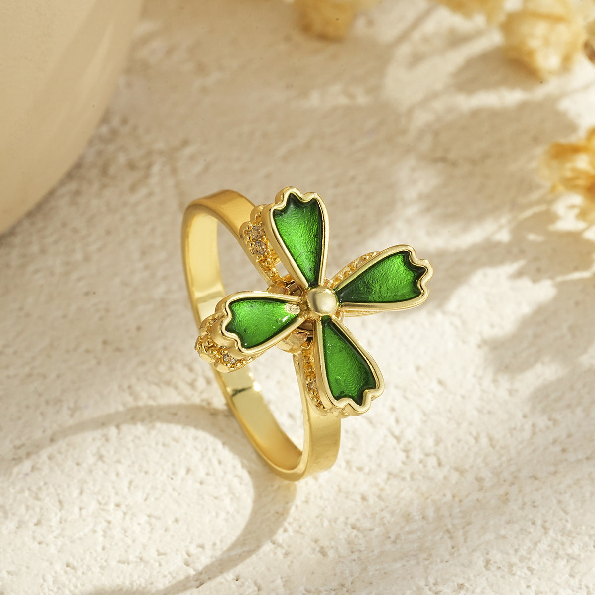 Rotatable Flower-shaped Gold-plated Ring Vera Lux