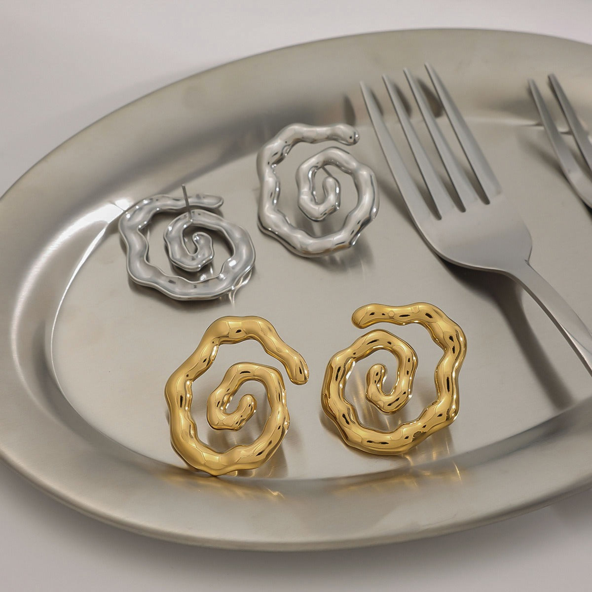 18K gold hollow thread with texture design simple and elegant earrings Vera Lux