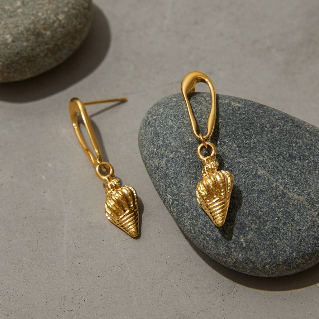 18K gold conch-shaped earrings with textured beach style Vera Lux