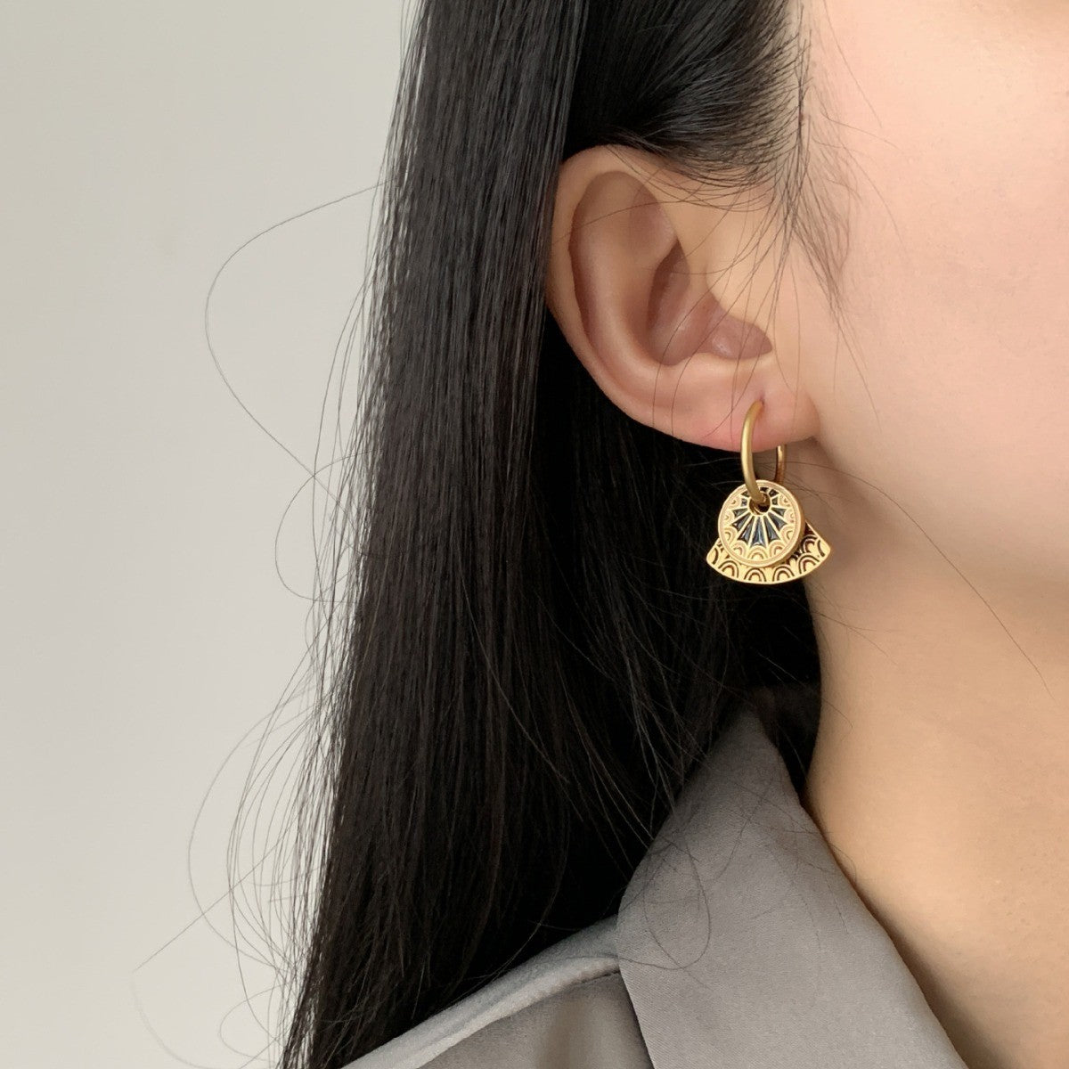 Elegant Vintage Round Fan-shaped Painted Ear Clips Vera Lux