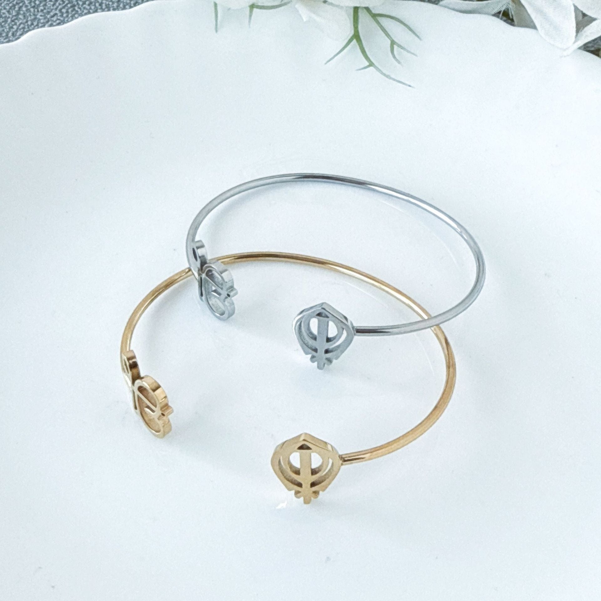 18K gold open-design smooth bangle bracelet Vera Lux