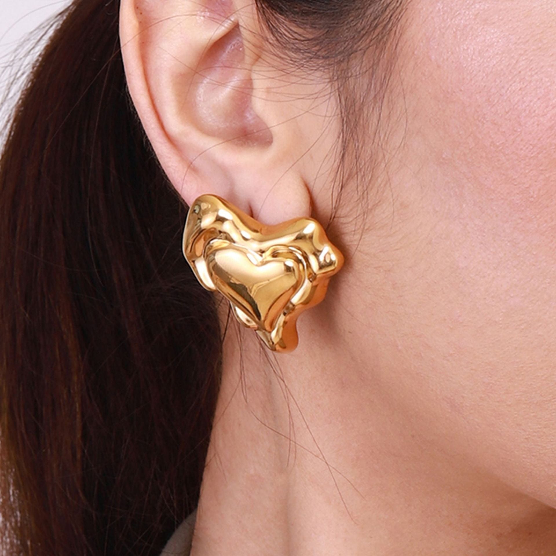 18k gold heart-shaped earrings with exquisite and noble design Vera Lux