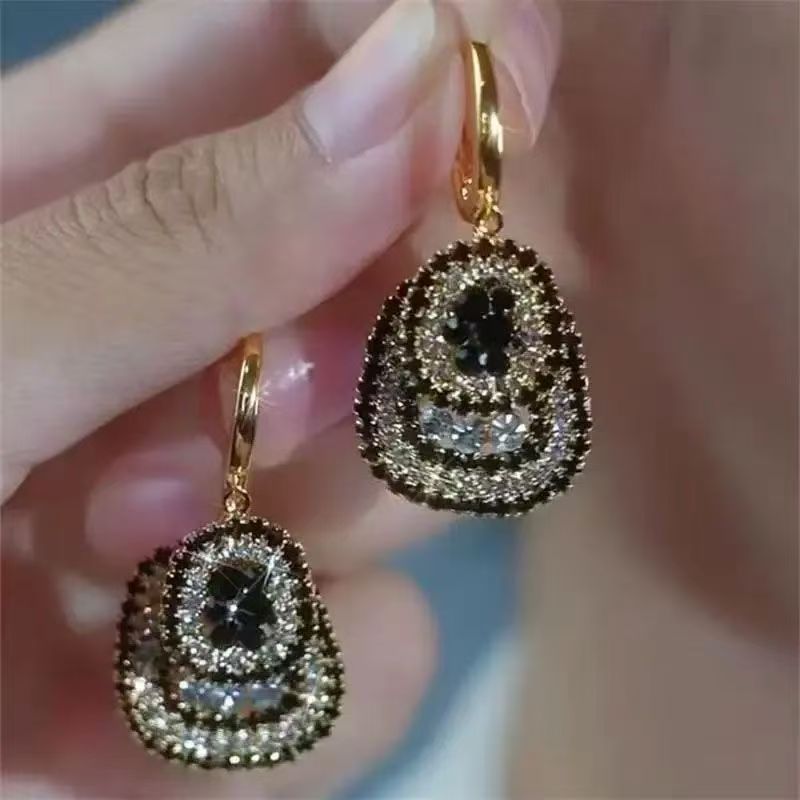 2026 New French Hepburn Style Geometric Full Rhinestone Ear Cuffs, Light Luxury Versatile Vera Lux
