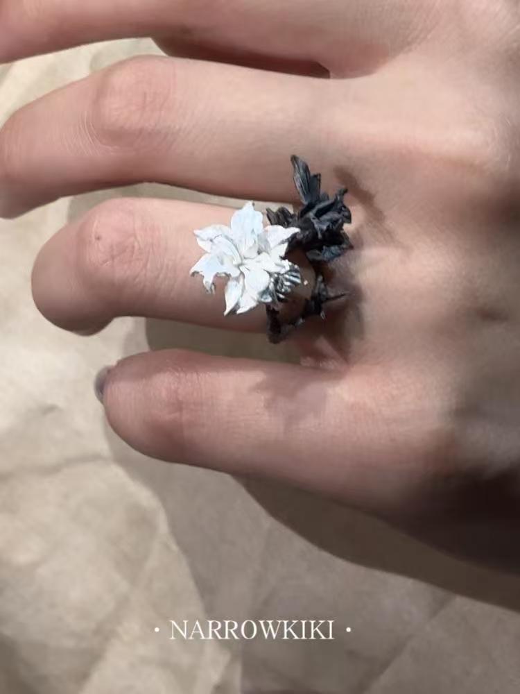 Black & White Mandala Flower Ring, Niche Design,  Cool Style Alternating Color Pinky Ring Vera Lux