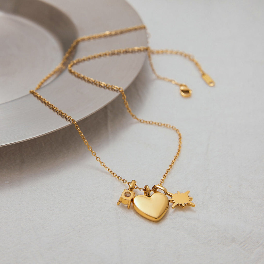 18K gold heart shape with "MOM" design exquisite and dazzling necklace Vera Lux