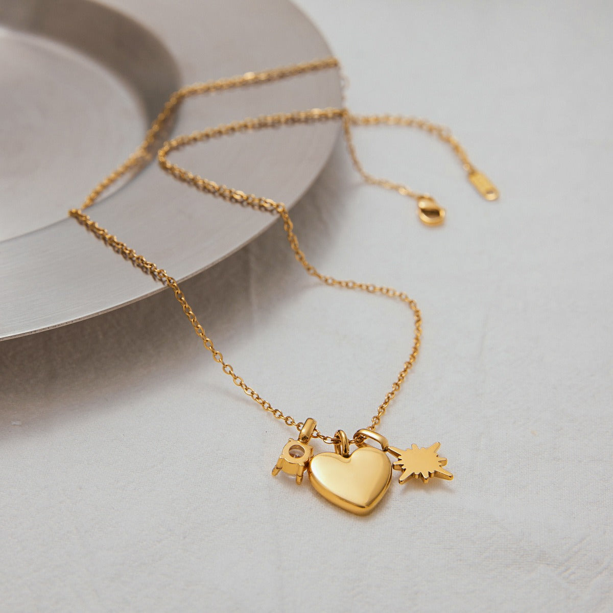 18K gold heart shape with "MOM" design exquisite and dazzling necklace Vera Lux
