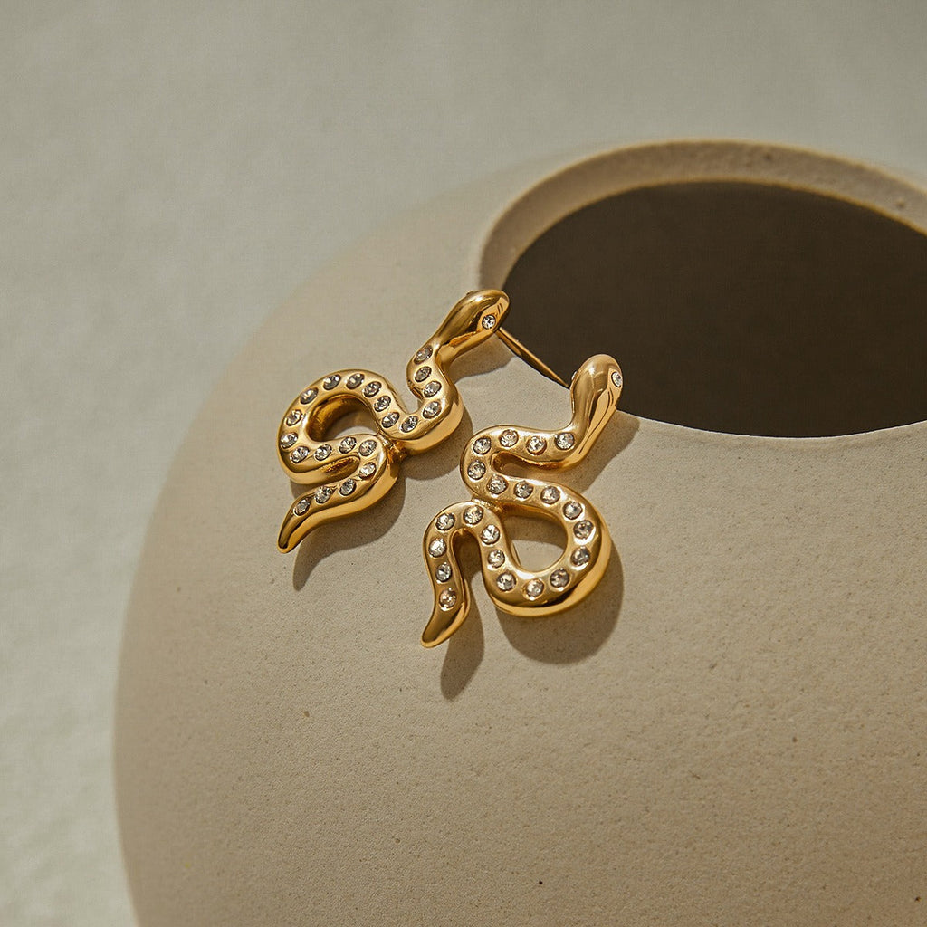 18K gold snake-shaped diamond-studded earrings with exquisite design Vera Lux