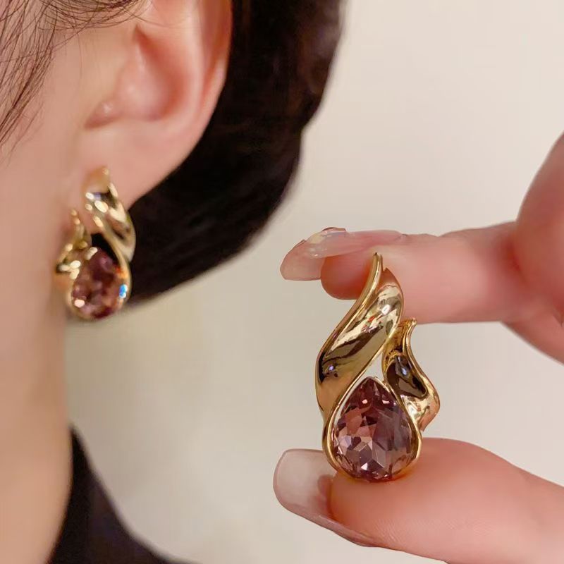 2026 Metal Teardrop Stud Earrings, European Retro Light Luxury Jewelry Vera Lux