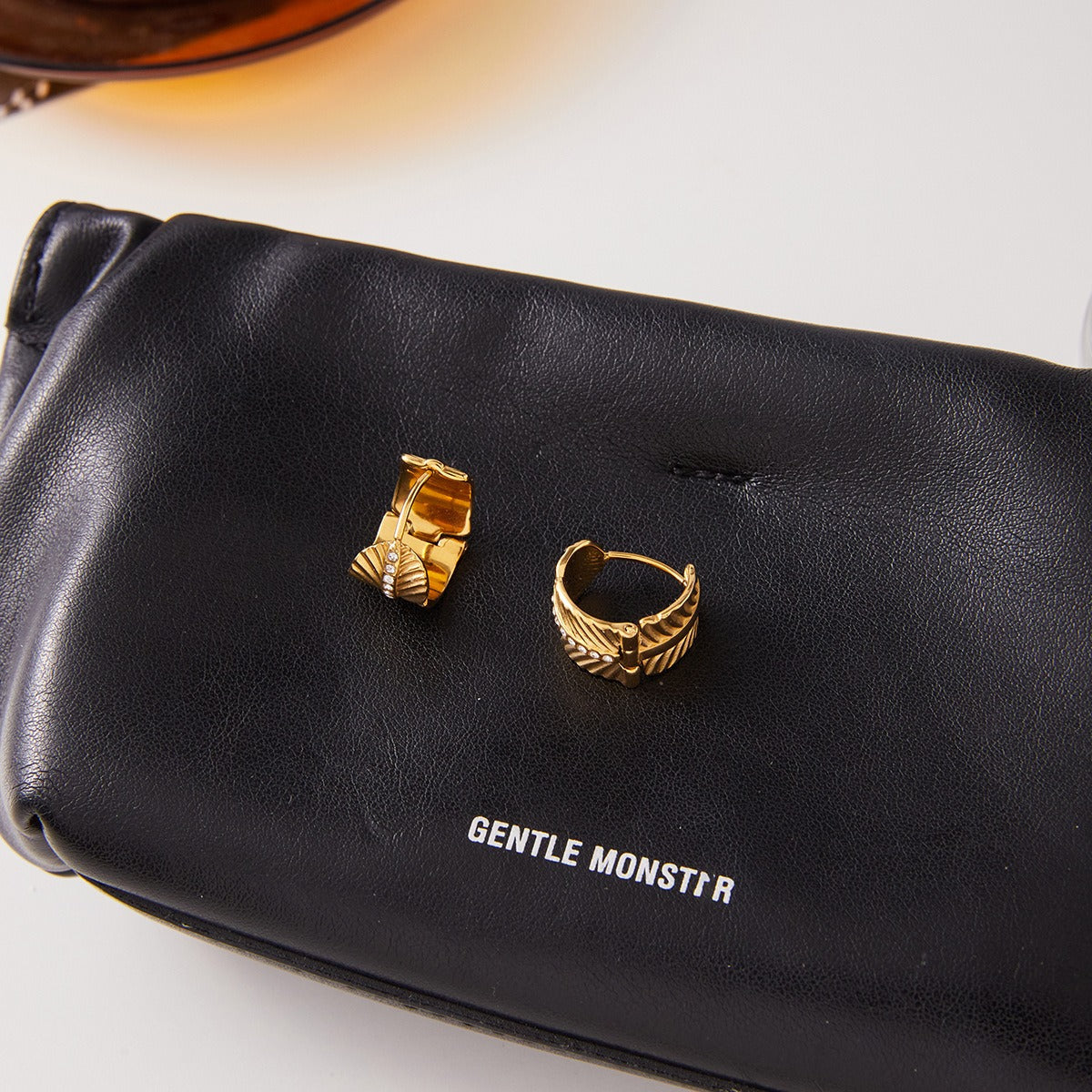 18K gold leaf-patterned stud earrings with white diamonds Vera Lux