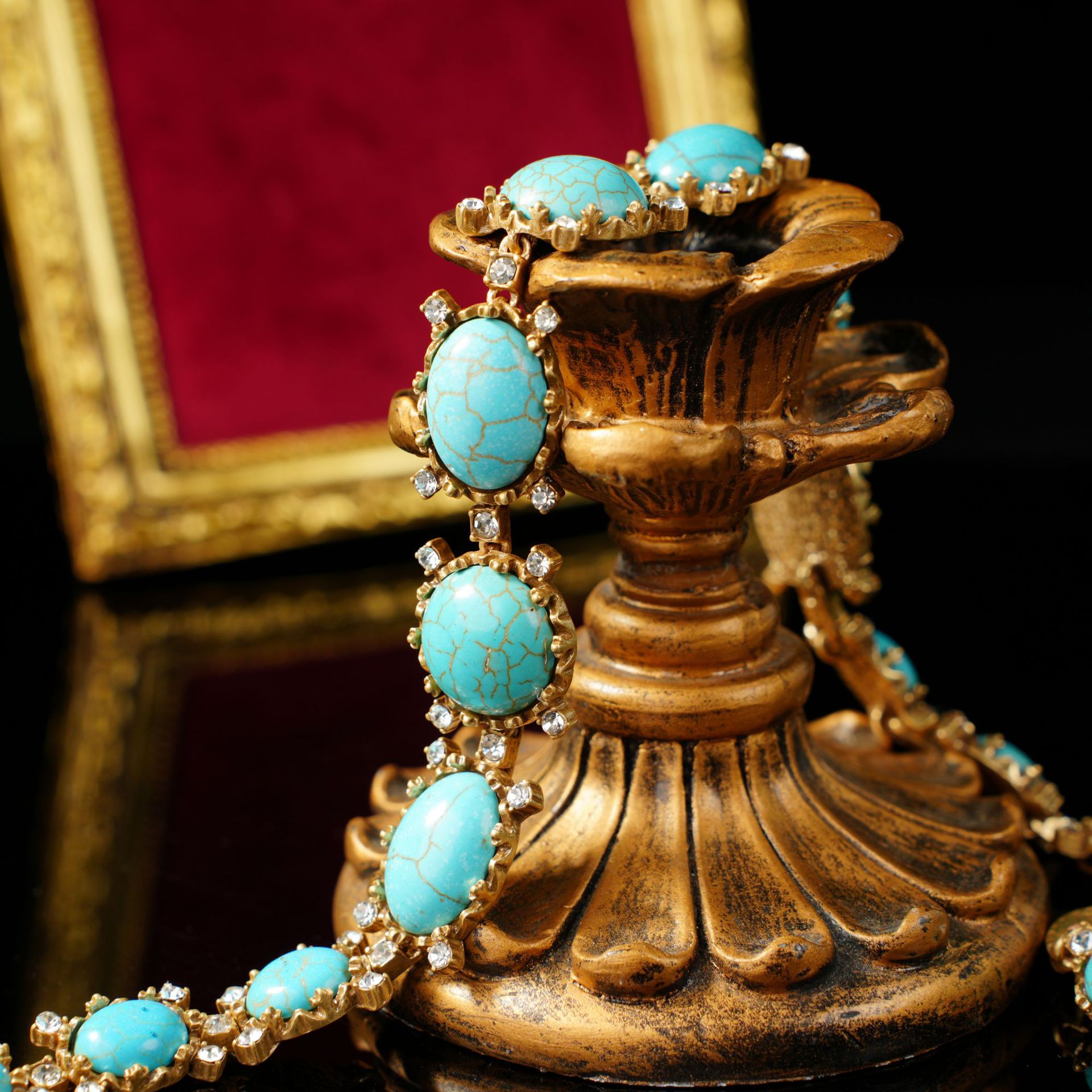 Retro-style, Fashionably Luxurious Earring And Necklace Set Vera Lux