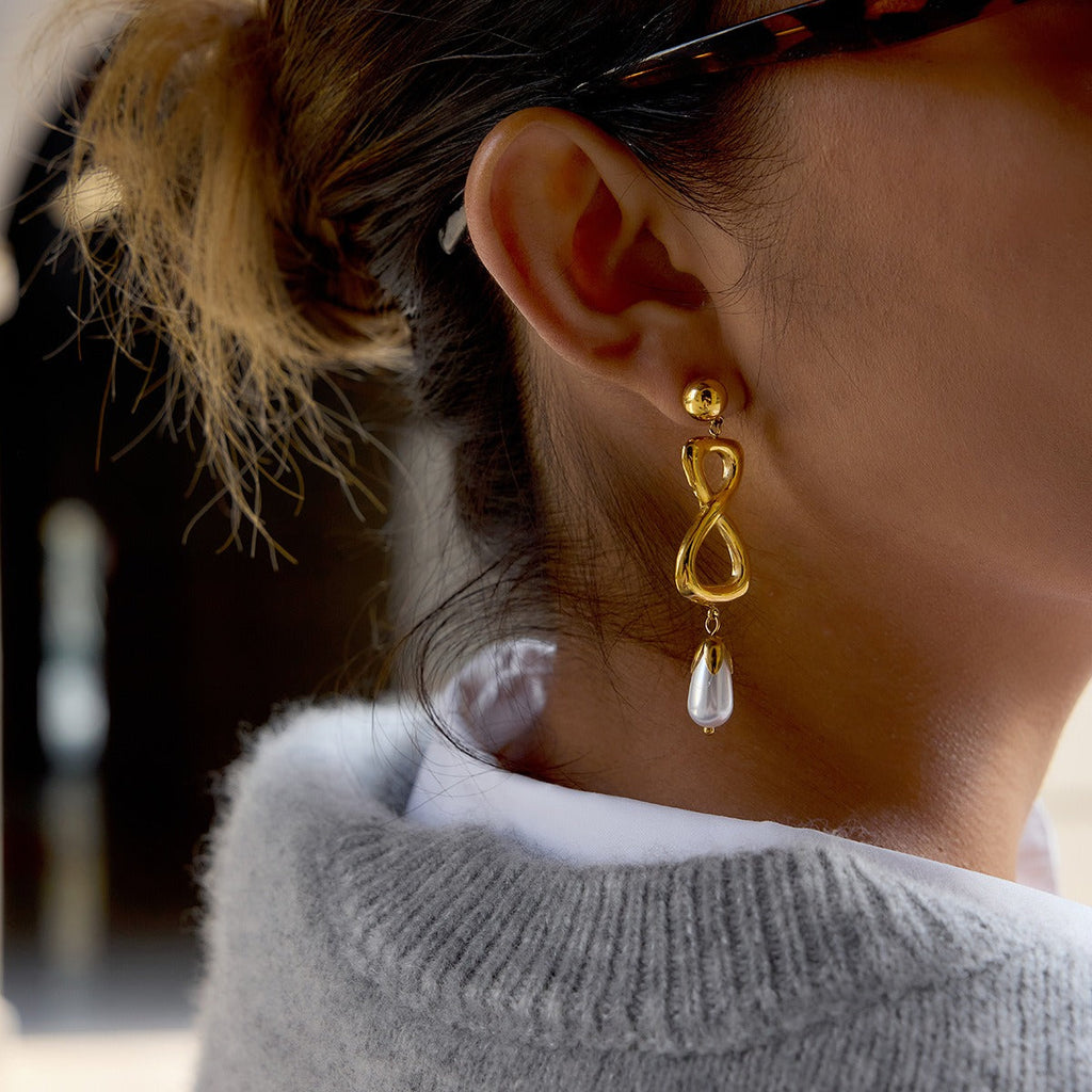 18K gold figure-eight shaped titanium steel earrings for autumn and winter. Vera Lux