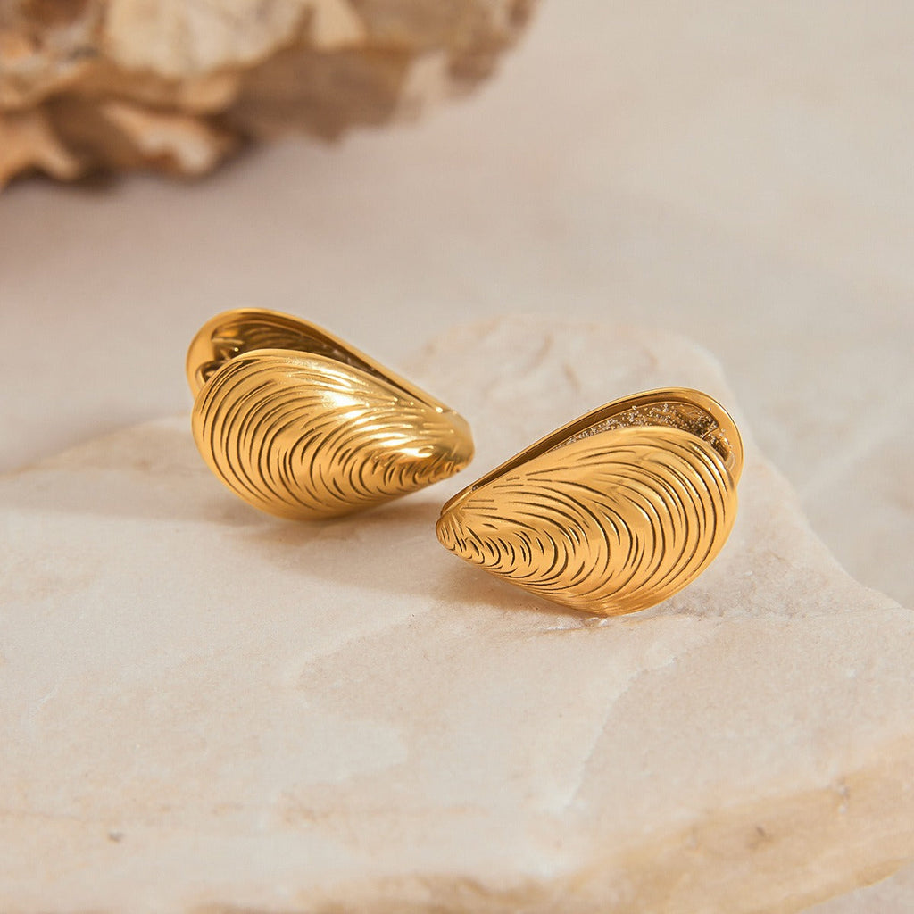 18K gold open sea clam with textured design exquisite and fashionable earrings Vera Lux