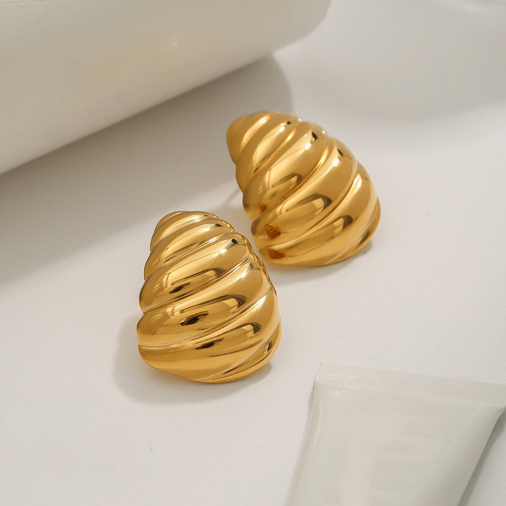 18k gold geometric shape with twill design fashionable and personalized earrings Vera Lux