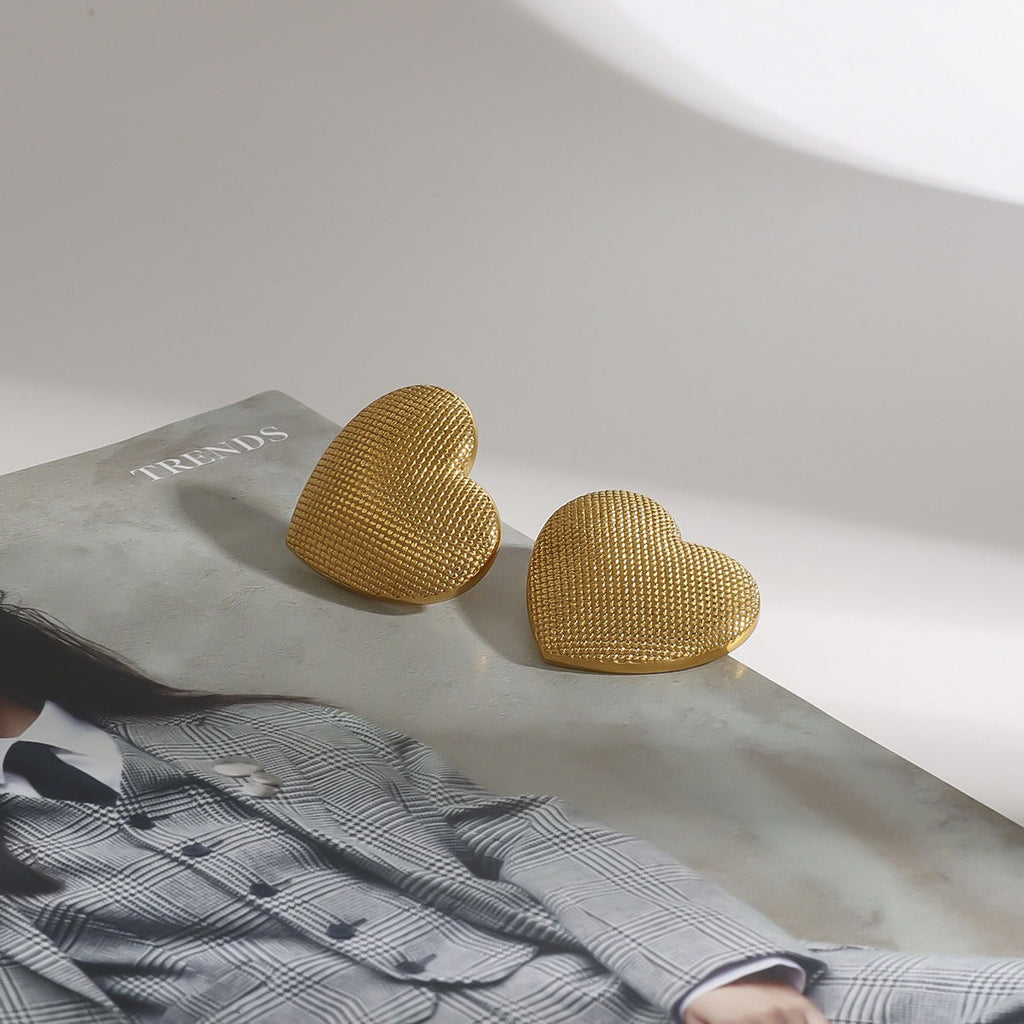 18k gold heart-shaped earrings with grainy design Vera Lux