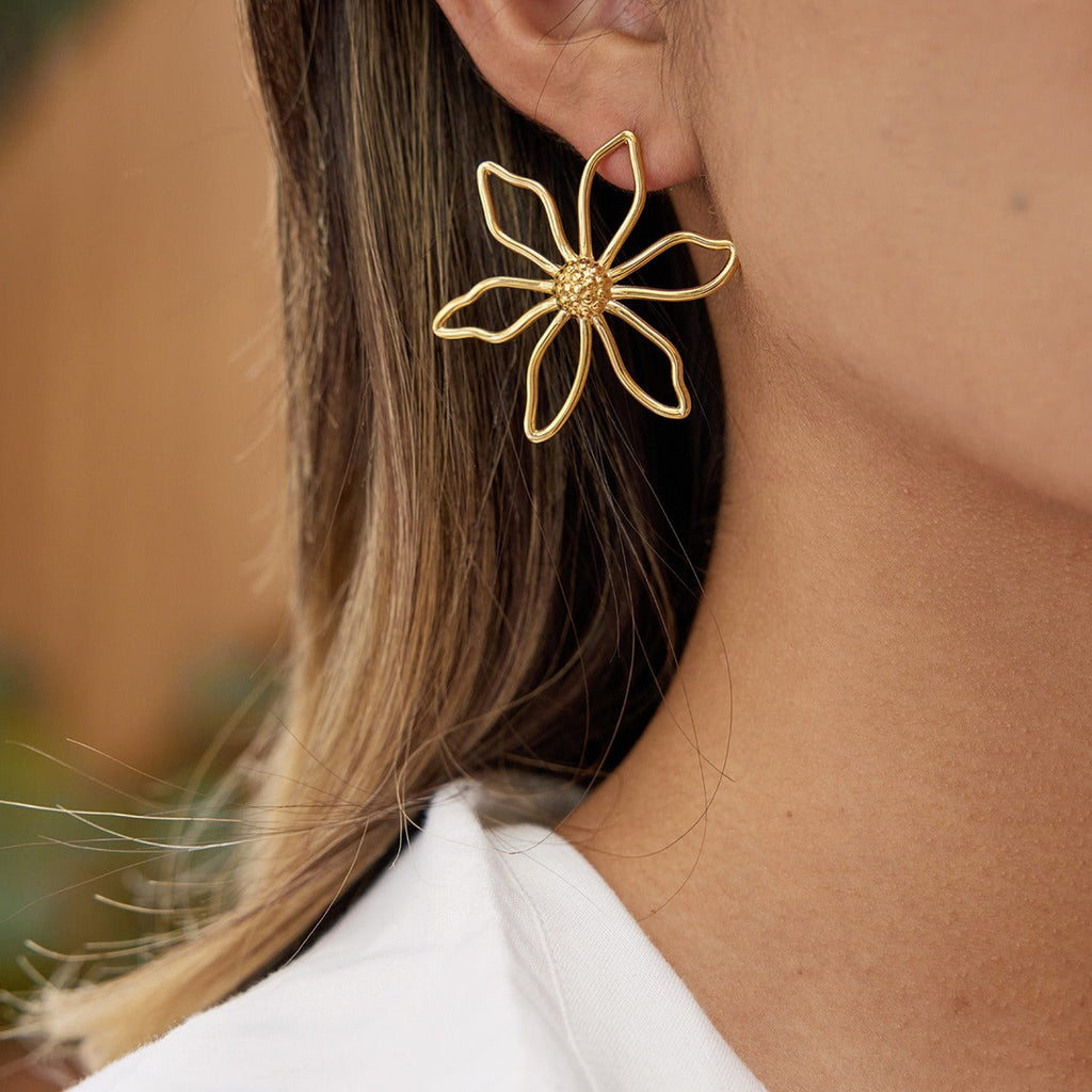 18K gold wire flower stud earrings Vera Lux