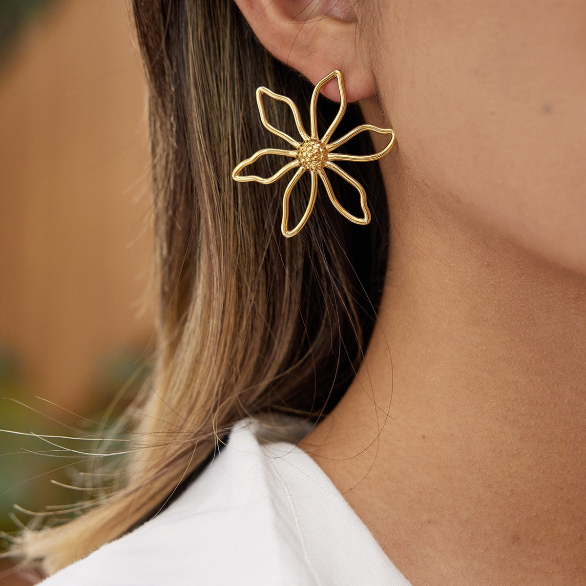 18K gold wire flower stud earrings Vera Lux