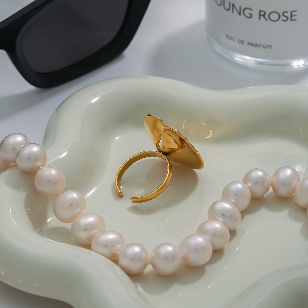 18K gold geometric inlaid pearl design classic simple ring Vera Lux