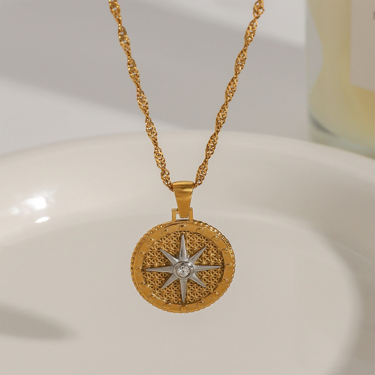18K gold round necklace with eight-pointed star design, classic and fashionable Vera Lux