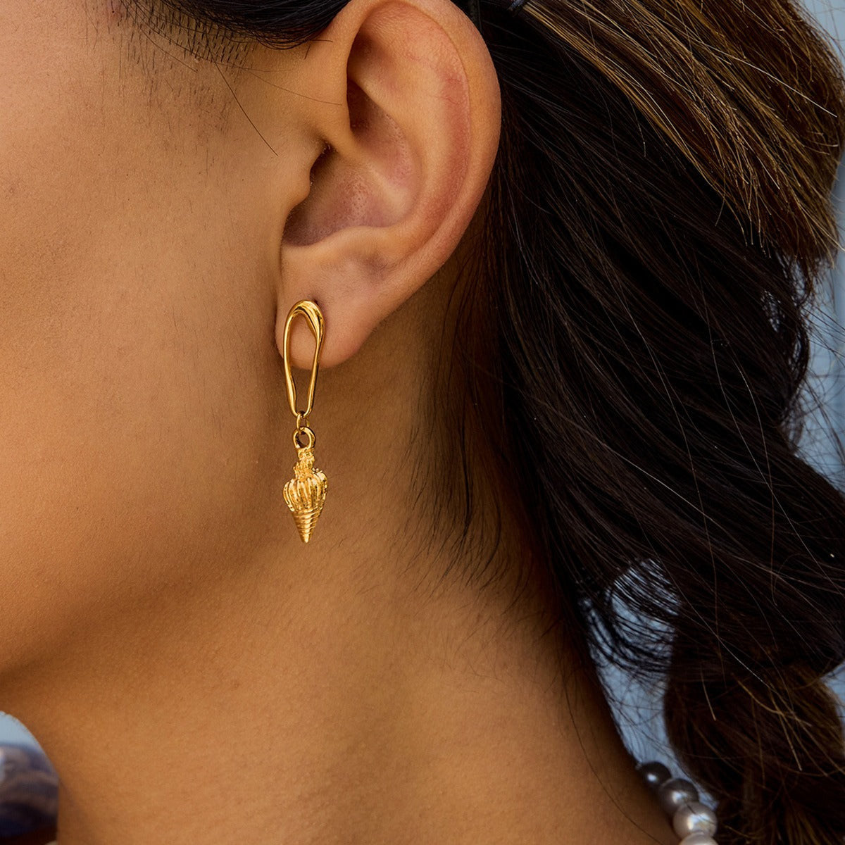 18K gold conch-shaped earrings with textured beach style Vera Lux