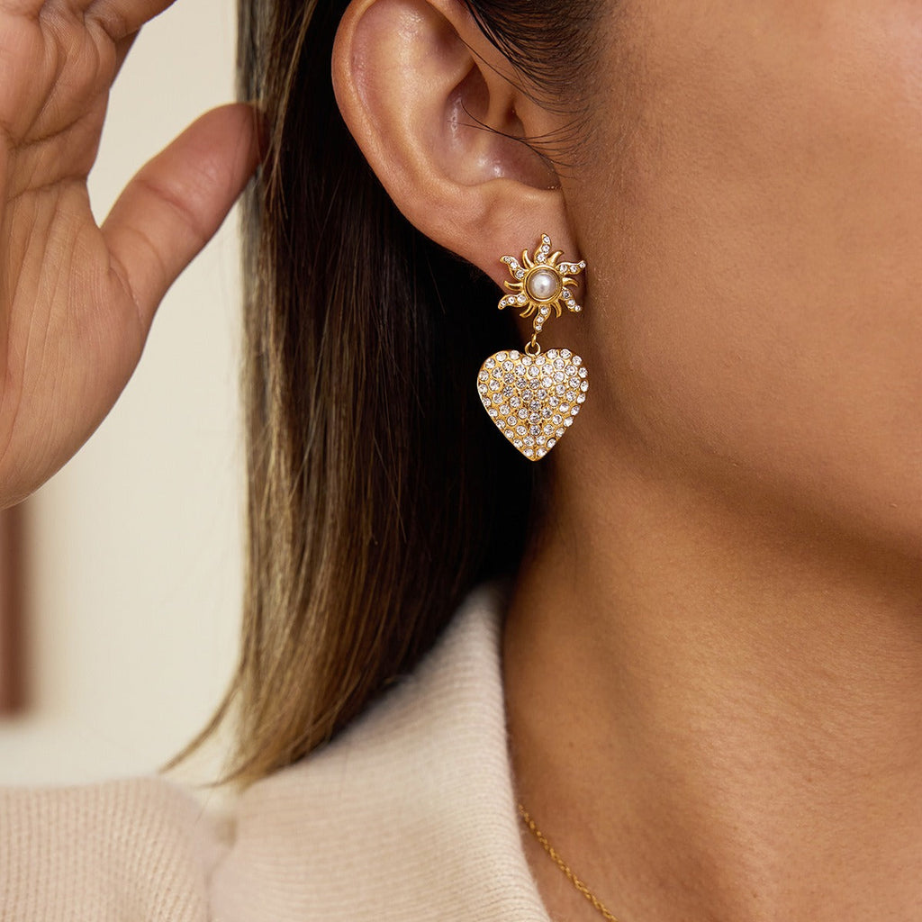 18K gold-plated, rhinestone-embellished heart-shaped pearl titanium steel stud earrings Vera Lux