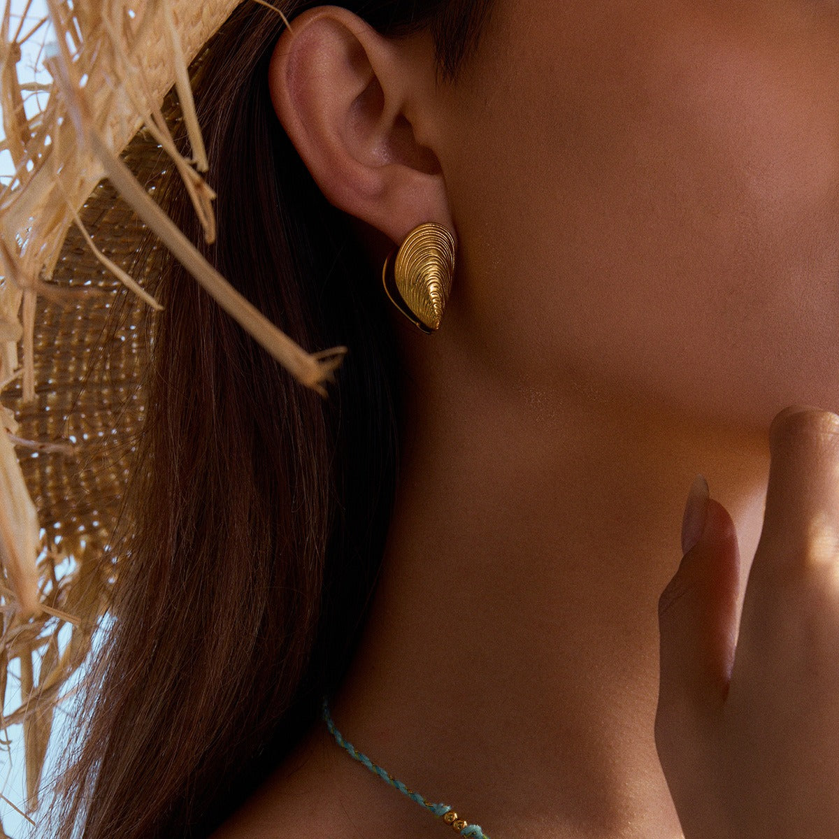 18K gold open sea clam with textured design exquisite and fashionable earrings Vera Lux