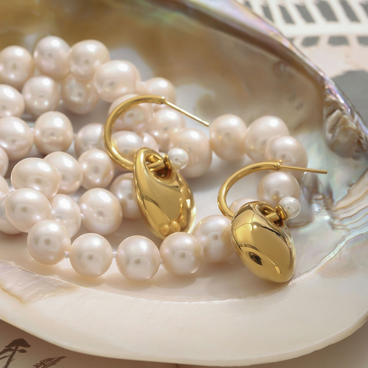 18K gold C-shaped pearl to oval design exquisite and noble earrings Vera Lux