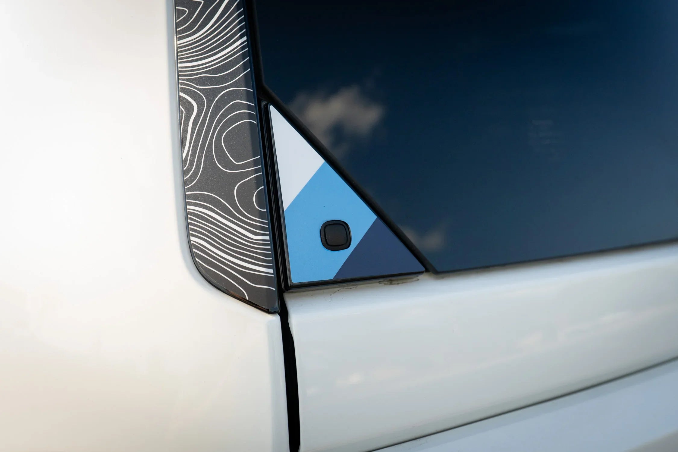 Heritage Rear Glass Button Trim Overlay - 2024+ Land Cruiser / GX 550 StickerFab