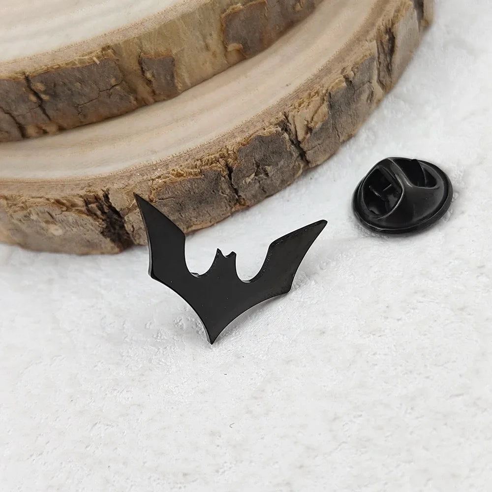 Classic bat men's lapel pin, 316L stainless steel gold-plated badge, black brooch for suit accessories, Halloween gift Vera Lux