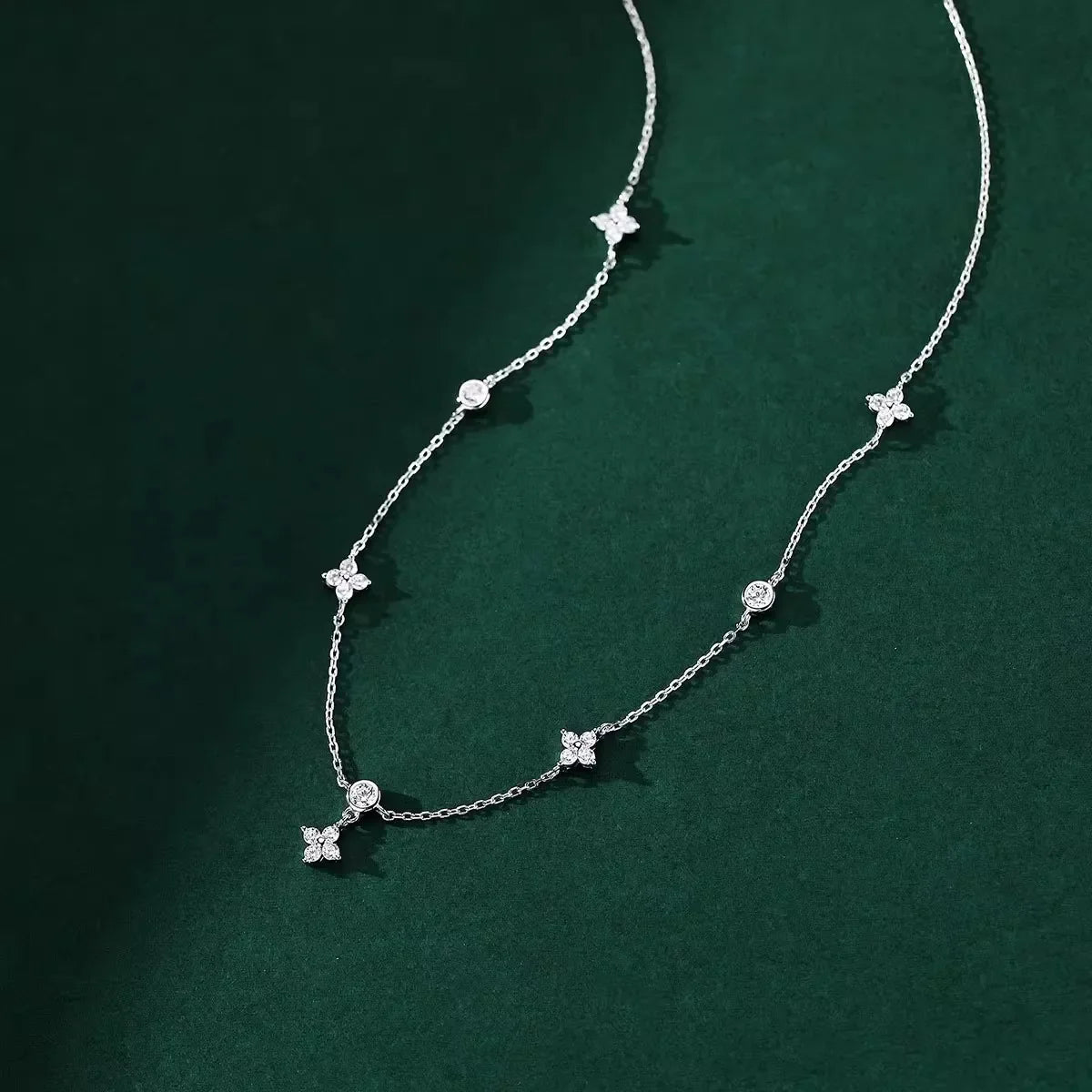 A S925 silver lucky four-leaf clover necklace, fashionable and elegant, perfect for Valentine's Day jewelry gifts Vera Lux