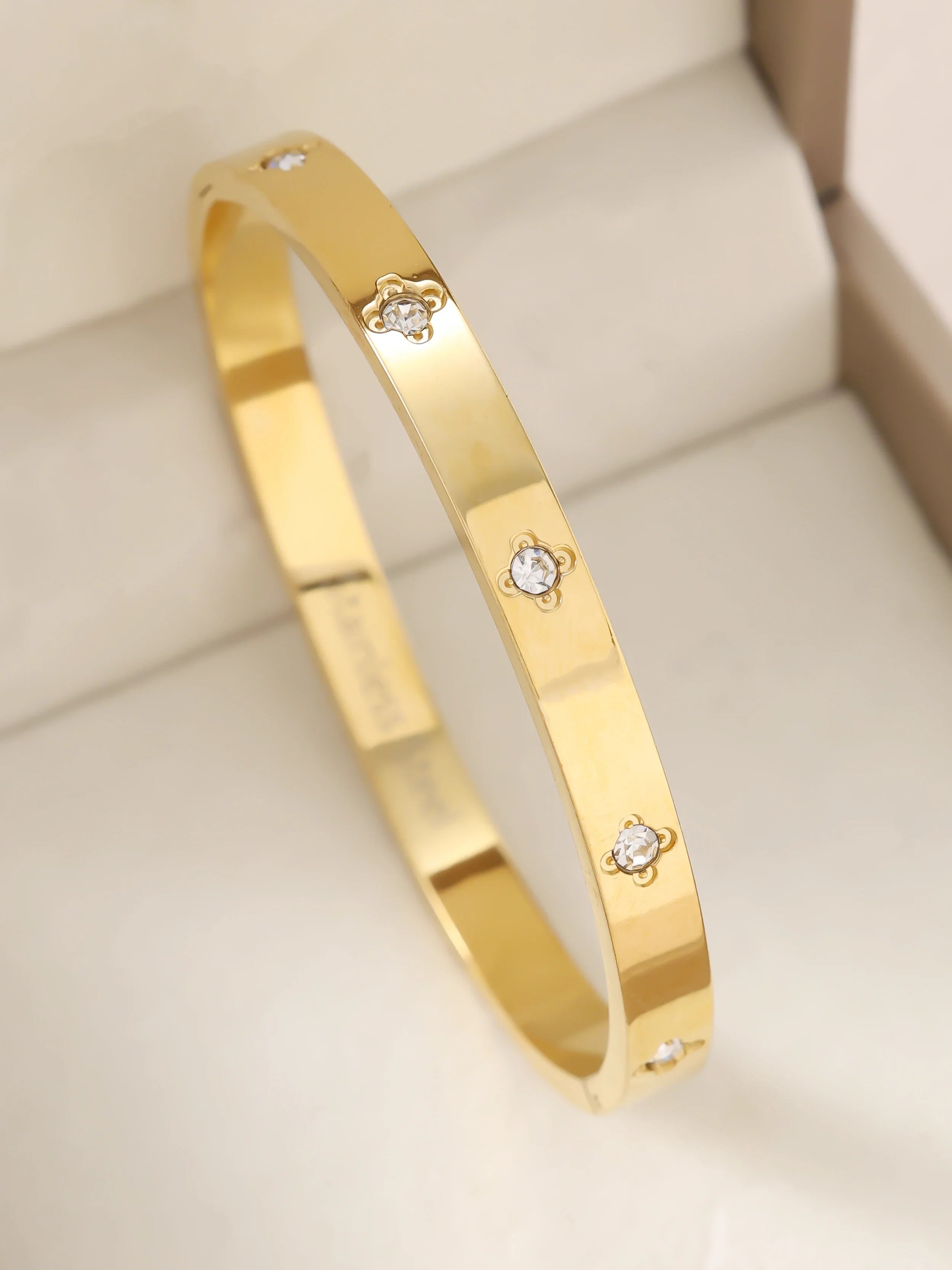 1PC 18K Gold Plated Stainless Steel Stackable Bracelet with Chain And Clover Design Fashion Accessory for Women Casual Wear Vera Lux