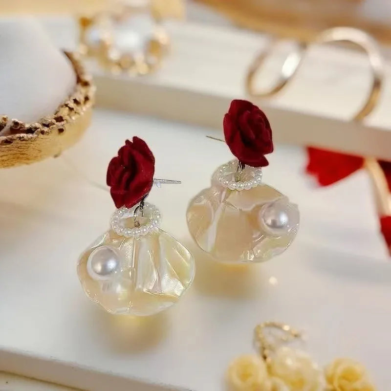 Fashion Unique Glossy Shell Flower Pendant Earrings for Women Temperament Pearl Earrings Sweet Design Wedding Gifts Vera Lux