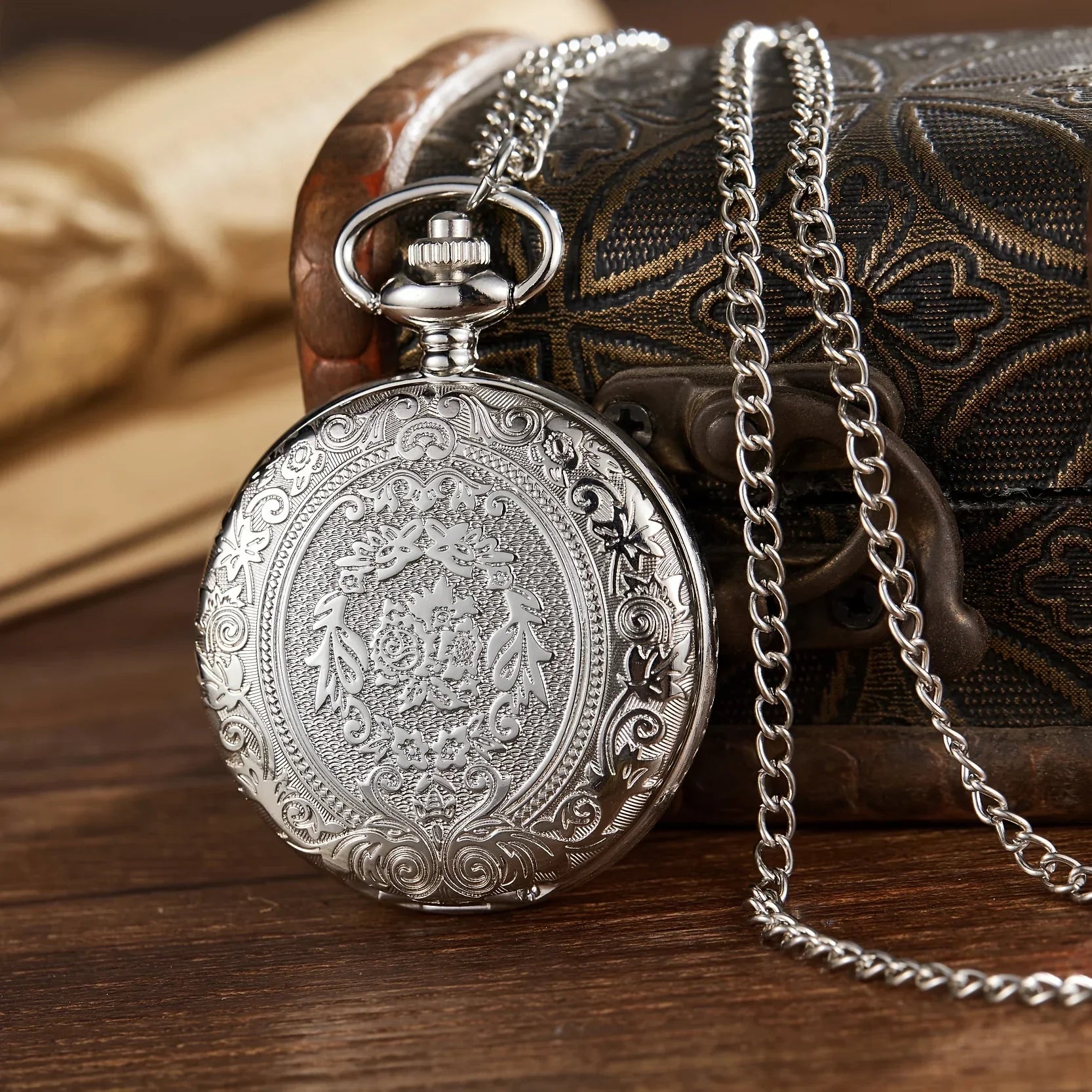 Retro nostalgic classical carved flip cover women men pocket watches necklaces hanging watches quartz suitable for giving gifts Vera Lux
