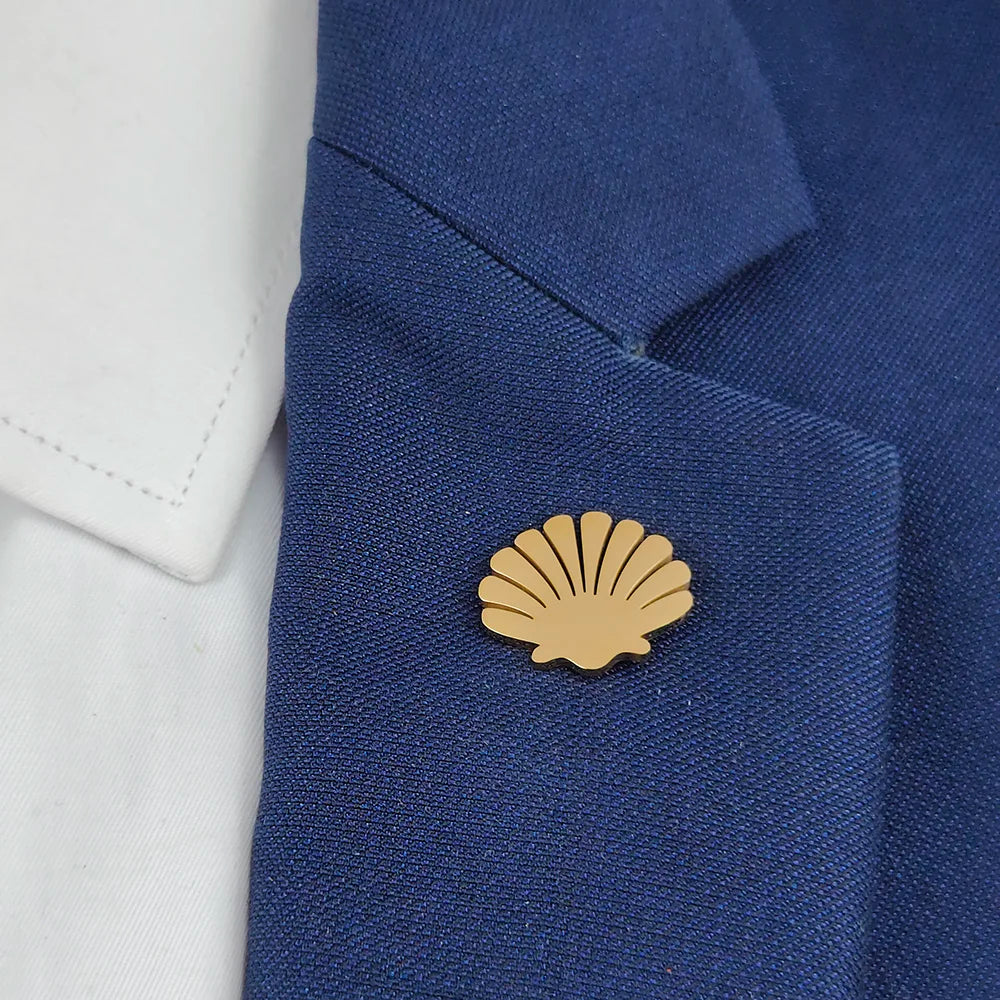 New shell fan-shaped men's lapel pin, stainless steel gold-plated badge, black brooch for suit accessories, gift for father Vera Lux