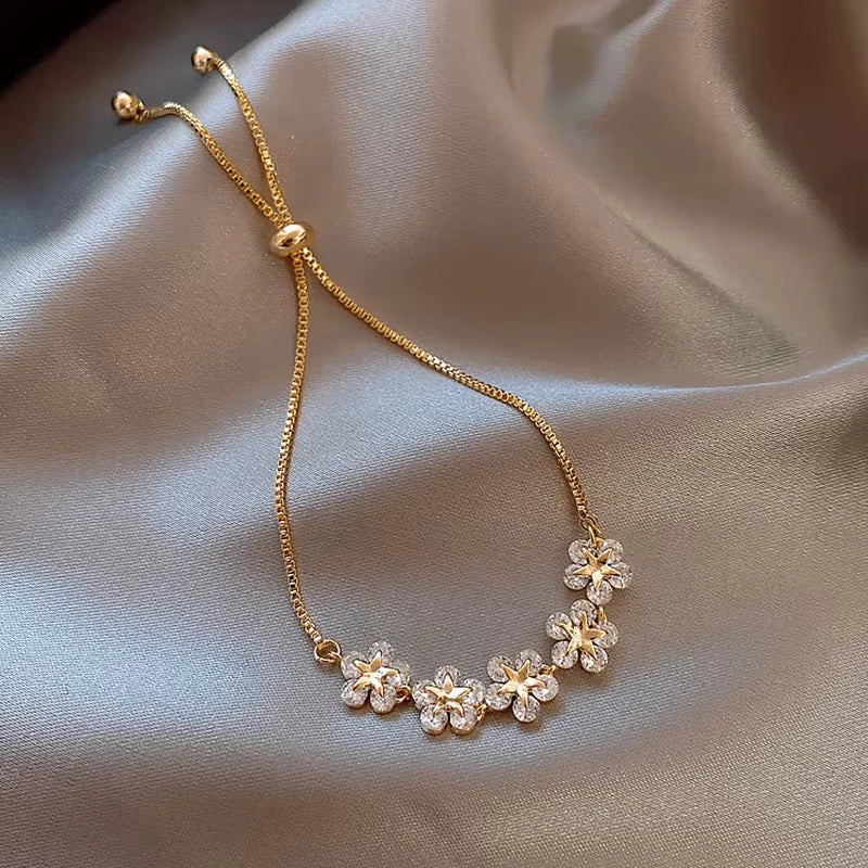 Exquisite Rhinestone Bracelet Ladies Fashion Stars Flower Charm Wristlet Bracelets Gold Color Adjustable Bangle Wedding Jewelry Vera Lux