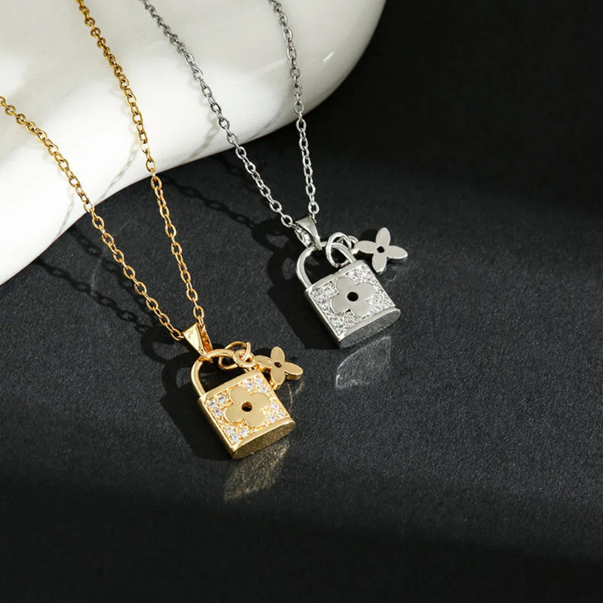 Fashionable collarbone chain, non-fading accessories, titanium steel women's necklace, set with diamonds Vera Lux