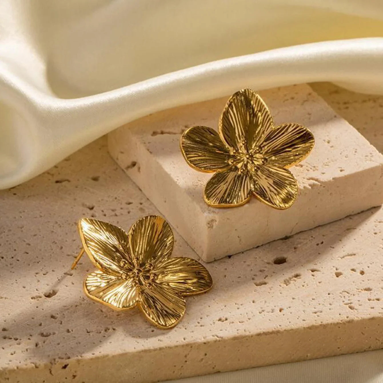 Uworld Hypoallergenic Stylish Vintage Flower Stud Earrings Premium 18k Gold Plated Stainless Steel For Women Party сережки женск Vera Lux