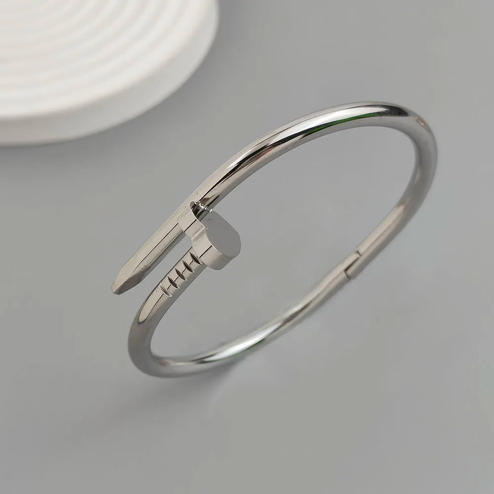Charming love four-leaf clover ball nails stainless steel women's bracelet, waterproof and rust-free bracelet, worn by couples Vera Lux