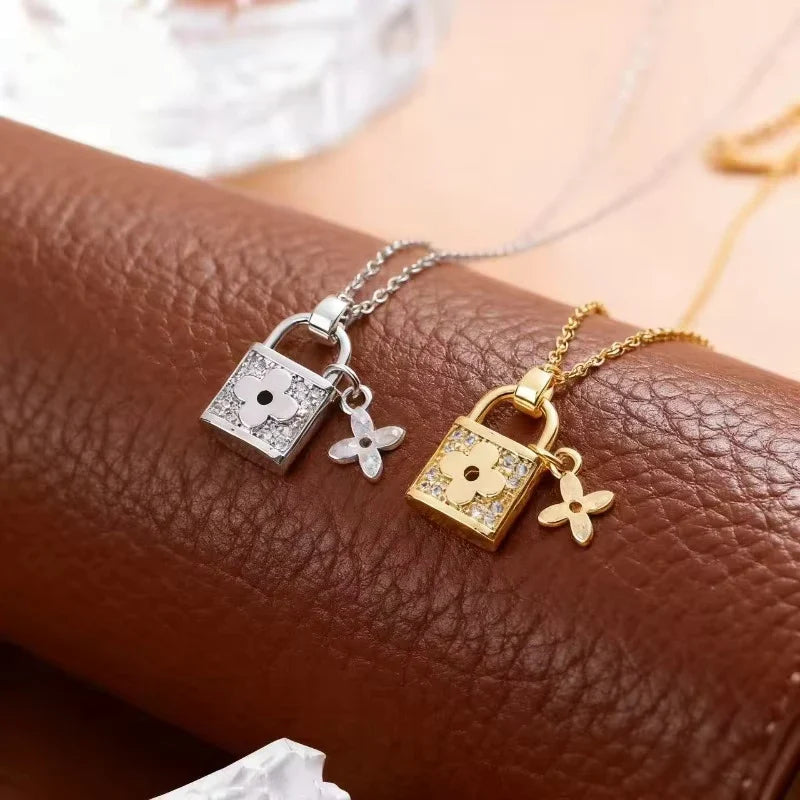 Fashionable collarbone chain, non-fading accessories, titanium steel women's necklace, set with diamonds Vera Lux