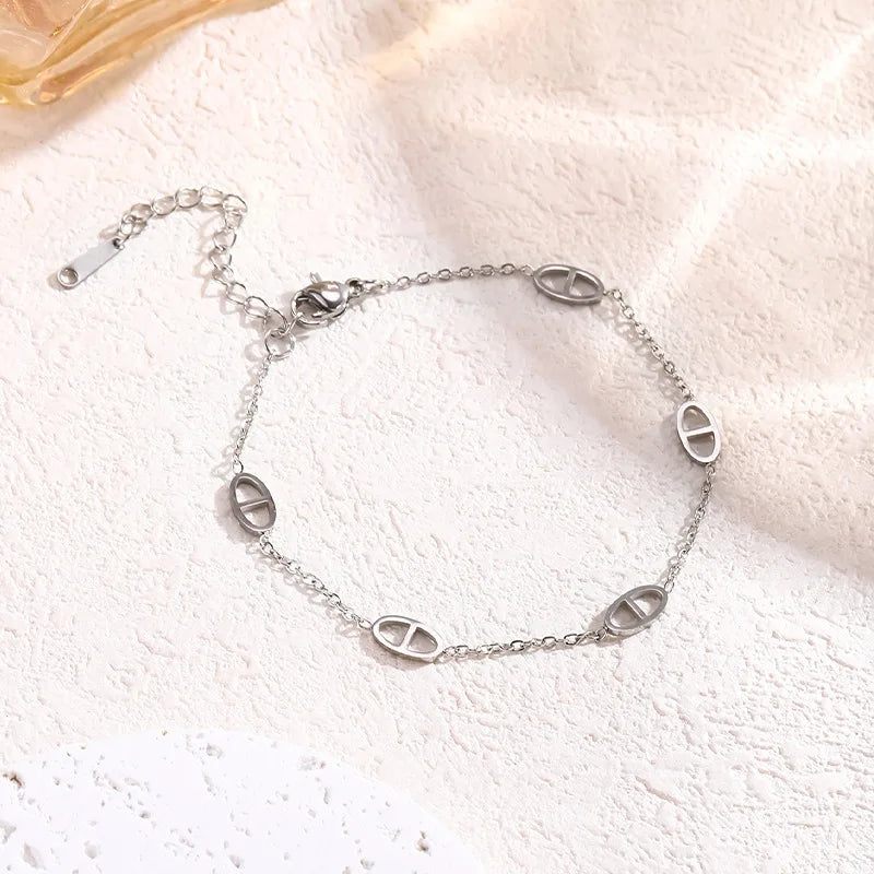 Fashionable Titanium Steel Pig Nose Bracelet Versatile Luxury Design Couple's Hand Chain Stylish Accessory for All Occasions Vera Lux